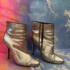 Used Silver metallic zip up booties woman’s 9
